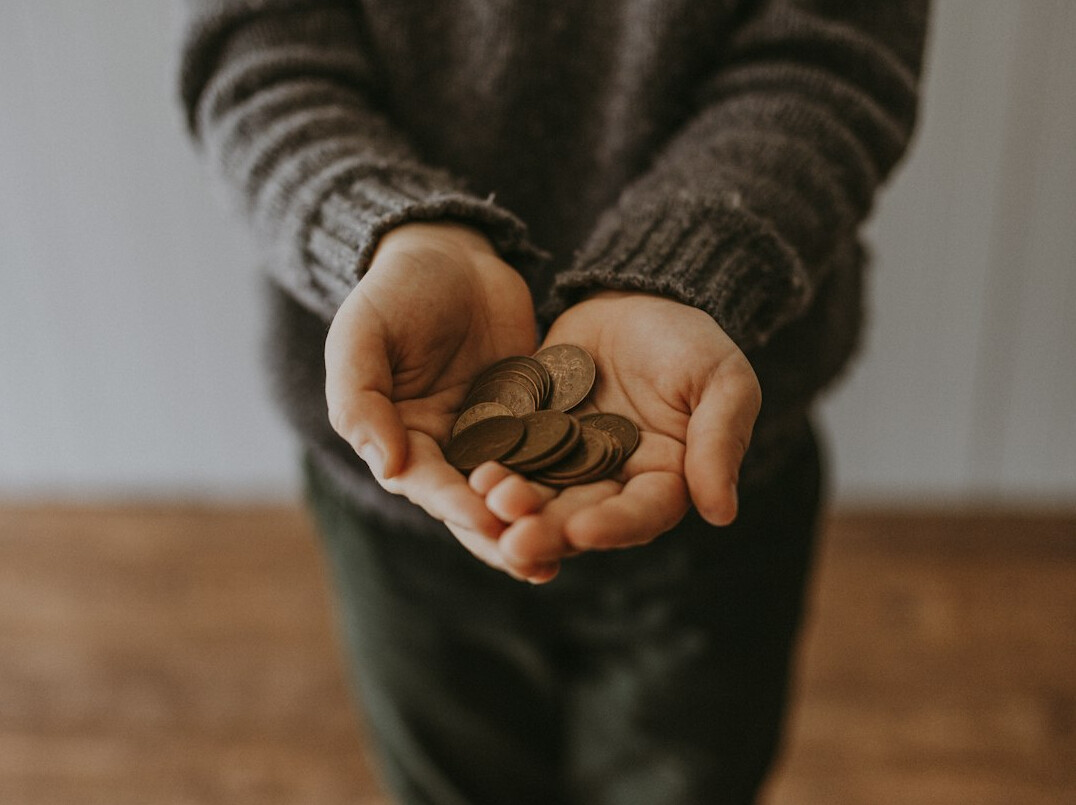 children counting coins